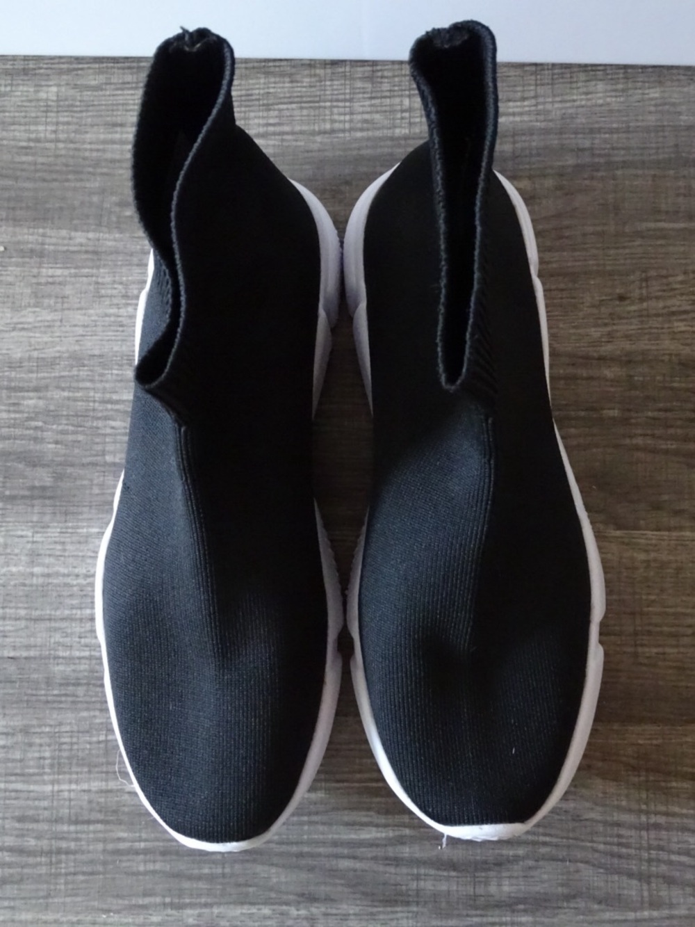“READ PLEASE”Steve Madden sock sneakers. They are size 8 but they fit like 7.5